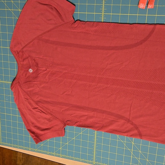 LULULEMON Swiftly Tech Short Sleeve Crew Top 4 Berry Cherry Red Running EUC B34. - Picture 8 of 8